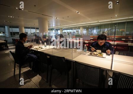 200217 -- SHENYANG, 17. Februar 2020 -- Arbeiter essen in der Kantine des Tiexi-Werks der BMW Brilliance Automotive BBA in Shenyang, Hauptstadt der nordöstlichen Provinz Liaoning, 17. Februar 2020. BMW nimmt die Produktion an seinem weltweit größten Fertigungsstandort in Shenyang wieder auf. Fast 20.000 Mitarbeiter, darunter auch die seiner Zulieferer, arbeiten wie geplant wieder. CHINA-SHENYANG-BBA-AUTOMOBILWIEDERAUFNAHME PRODUKTION CN PANXYULONG PUBLICATIONXNOTXINXCHN Stockfoto