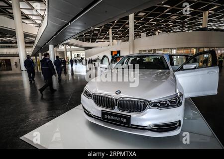 200217 -- SHENYANG, 17. Februar 2020 -- Arbeiter werden im Werk Tiexi der BMW Brilliance Automotive BBA in Shenyang, der Hauptstadt der Provinz Liaoning im Nordosten Chinas, am 17. Februar 2020 gesehen. BMW nimmt die Produktion an seinem weltweit größten Fertigungsstandort in Shenyang wieder auf. Fast 20.000 Mitarbeiter, darunter auch die seiner Zulieferer, arbeiten wie geplant wieder. CHINA-SHENYANG-BBA-AUTOMOBILWIEDERAUFNAHME PRODUKTION CN PANXYULONG PUBLICATIONXNOTXINXCHN Stockfoto