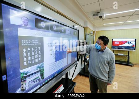 200217 -- PEKING, 17. Februar 2020 -- Zhao Yufeng, ein Lehrer der Universität Peking, verwendet das Online-Bildungssystem Classin, um die Anwesenheit der Studenten in Peking, Hauptstadt von China, zu überprüfen, 17. Februar 2020. Millionen chinesischer Schüler begannen am Montag mit dem Online-Lernen, da das neue Schulsemester, das ursprünglich für den 17. Februar geplant war, derzeit aufgrund eines landesweiten Mechanismus zur Bekämpfung von Epidemien verschoben wird. CHINA-BEIJING-NCP-ONLINE-KLASSE CN SHENXBOHAN PUBLICATIONXNOTXINXCHN Stockfoto