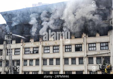 News Bilder des Tages 200217 -- MUMBAI, 17. Februar 2020 Xinhua -- Feuerwehrleute versuchen, das Feuer auf einem Gebäude in Mumbai, Indien, 17. Februar 2020 zu übergießen. Im achten Stock eines Gebäudes im Mazgaon von Mumbai brach ein Brand aus. Es wurden keine Verluste gemeldet. Foto von Fariha Farooqui/Xinhua INDIA-MUMBAI-BUILDING-FIRE PUBLICATIONxNOTxINxCHN Stockfoto