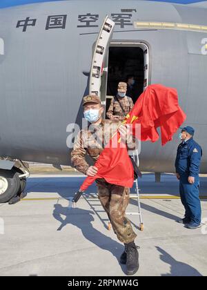 200217 -- WUHAN, 17. Februar 2020 -- Militärangehörige der PLA Air Force der Volksbefreiungsarmee treffen am Flughafen Tianhe in Wuhan in der zentralchinesischen Provinz Hubei am 17. Februar 2020 ein. CHINA-HUBEI-WUHAN-NOVOL CORONAVIRUS-AIR FORCE-MILITARY MEDICS CN JIAXQILONG PUBLICATIONXNOTXINXCHN Stockfoto