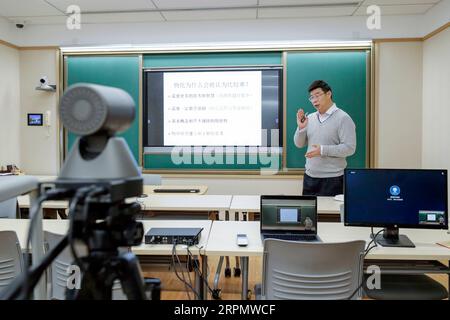 News Bilder des Tages 200217 -- PEKING, 17. Februar 2020 -- Huang Jianbin, ein Lehrer der Peking-Universität, nutzt das Online-Bildungssystem Classin, der in Peking, der Hauptstadt Chinas, physikalische Chemie unterrichtet, 17. Februar 2020. Millionen chinesischer Schüler begannen am Montag mit dem Online-Lernen, da das neue Schulsemester, das ursprünglich für den 17. Februar geplant war, derzeit aufgrund eines landesweiten Mechanismus zur Bekämpfung von Epidemien verschoben wird. CHINA-BEIJING-NCP-ONLINE-KLASSE CN SHENXBOHAN PUBLICATIONXNOTXINXCHN Stockfoto