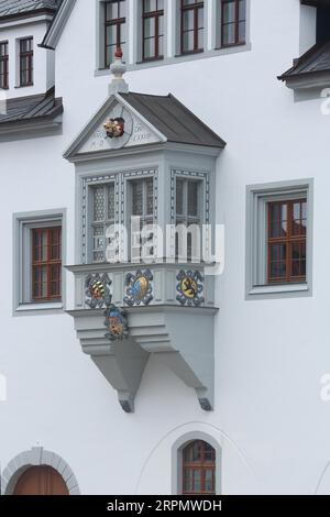 Verzierte Erkerfenster am Rathaus, Obermarkt, Freiberg, Sachsen, Deutschland Stockfoto