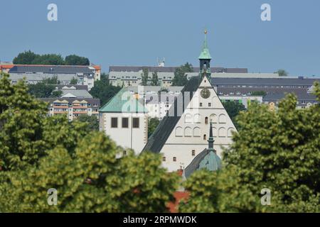 Blick auf den Turm der Nikolaikirche und den Giebel mit dem Kirchturm des Heiligen Marienkathedrale, Freiberg, Sachsen, Deutschland Stockfoto