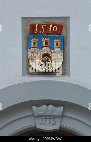 Stadtwappen mit den Jahren 1510 und 1775 auf dem Rathaus, Obermarkt, Freiberg, Sachsen, Deutschland Stockfoto