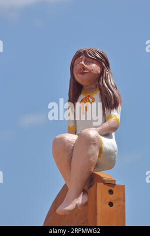 Skulptur Thumbelina im Innenhof, kleine, winzige Märchenfigur, sitzend, Figur, weibliche Figur, Thumbelina, Thumbelina, Ausschnitt, Schloss Stockfoto