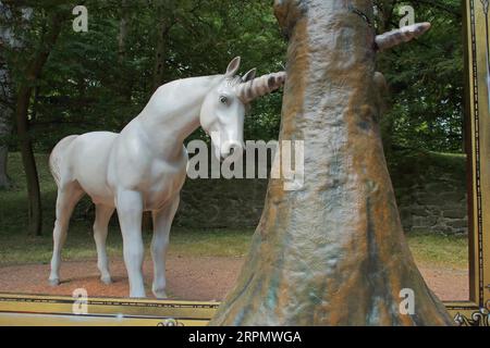 Weißes Einhorn im Märchen das tapfere Schneiderlein, Skulptur, Märchenfigur, Baumstamm, Horn, pierce, Drill, Stick, Look Out, Poke Stockfoto