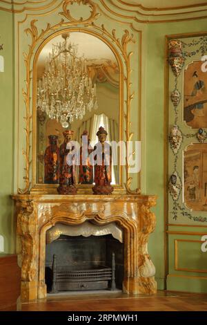 Chinesisches Zimmer mit Wandspiegel, Kronleuchter, Kamin, Stuck und Ornamenten, Blick nach innen, Schloss, Lichtenwalde, Niederwiesa, Sachsen, Deutschland Stockfoto