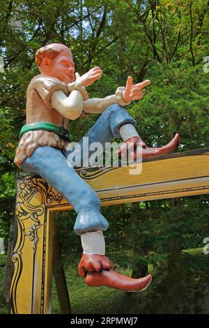 Skulptur für das Märchen das tapfere Schneiderlein, Märchenfigur, Geste, Arme, sitzen, Schlosspark, Schloss, Lichtenwalde, Niederwiesa Stockfoto