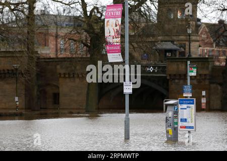 200218 -- PEKING, 18. Februar 2020 -- Ein Parkplatz wird unter Hochwasser in York, Großbritannien, 17. Februar 2020 gesehen. Sturm Dennis sperrte Straßen und überflutete Eisenbahnstrecken am Sonntag, als es weite Teile Großbritanniens mit starken Niederschlägen und starken Winden vernichtete. Foto von Craig Brough/Xinhua XINHUA FOTOS DES TAGES KexLeigebulao PUBLICATIONxNOTxINxCHN Stockfoto