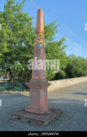 Kurfürstensächsischer Postmeilenstein, erbaut 1725 mit königlich Polnisch-litauischem Wappen an der Alten Elsterbrücke, alter, historischer Meilenstein Stockfoto