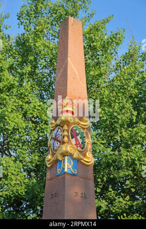 Kurfürstensächsische Postsäule, erbaut 1725 mit königlich Polnisch-litauischen und kursächsischen Wappen an der alten Elsterbrücke Stockfoto