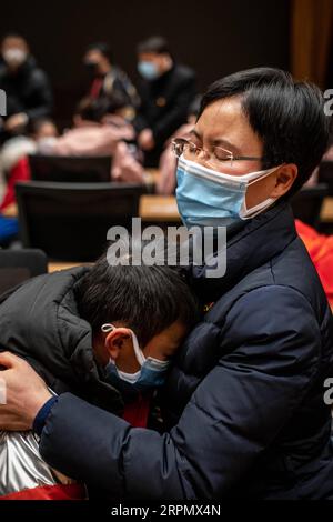 200218 -- PEKING, 18. Februar 2020 -- Ein medizinisches Teammitglied R umarmt ihren Sohn, bevor es am 16. Februar 2020 in die Provinz Hubei in Kunming, der Hauptstadt der südwestchinesischen Provinz Yunnan, geht. Das fünfte Los von 108 medizinischen Arbeitern aus Yunnan reiste am Sonntag in die Provinz Hubei, um dort die neuartigen Coronavirus-Bekämpfungsmaßnahmen zu unterstützen. XINHUA FOTOS DES TAGES HuxChao PUBLICATIONxNOTxINxCHN Stockfoto