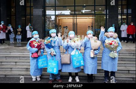 200218 -- PEKING, 18. Februar 2020 -- geheilte neuartige Coronavirus-Pneumonie-Patienten, die eine integrierte Behandlung mit traditioneller chinesischer Medizin TCM und westlicher Medizin erhalten haben, werden aus einem Krankenhaus in Wuhan, Provinz Hubei, am 6. Februar 2020 entlassen. Xinhua Schlagzeilen: Traditionelle chinesische Medizin bietet orientalische Weisheit im Kampf gegen das neuartige Virus WangxYuguo PUBLICATIONxNOTxINxCHN Stockfoto