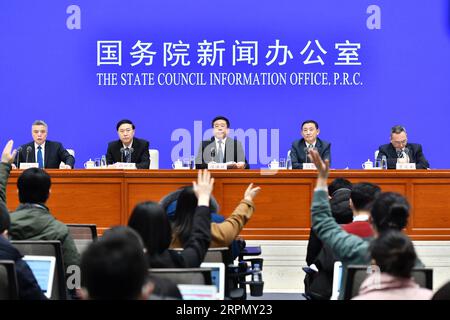 200218 -- PEKING, 18. Februar 2020 -- das Foto vom 18. Februar 2020 zeigt eine Pressekonferenz des Informationsbüros des Staatsrats in Peking, der Hauptstadt Chinas. Chinas zentral verwaltete staatseigene Unternehmen haben aktive Schritte zur Bekämpfung der neuartigen Coronavirus-Krankheit COVID-19 unternommen. Sie trugen zum Krankenhausbau und zur Herstellung medizinischer Materialien bei und verstärkten die Lebens- und technologische Unterstützung, sagte Ren Hongbin, stellvertretender Vorsitzender der staatlichen Vermögensaufsichts- und Verwaltungskommission des Staatsrats, einer Pressekonferenz am Dienstag. CHINA-PEKING-NCP-PRESS CONFE Stockfoto