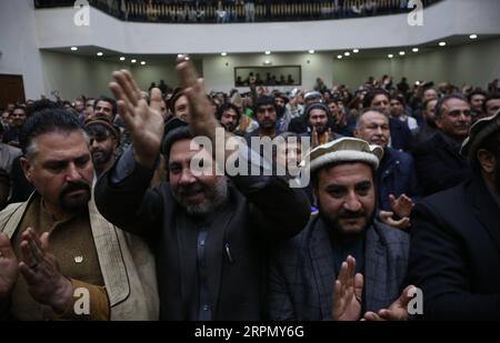 200218 -- KABUL, 18. Februar 2020 Xinhua -- Unterstützer von Abdullah Abdullah nehmen an einer Pressekonferenz nach den endgültigen Ergebnissen der Präsidentschaftswahlen vom 18. September 28 in Kabul, der Hauptstadt Afghanistans, am 18. Februar 2020 Teil. Die afghanische wahlkommission hat am Dienstag die endgültigen Ergebnisse der Präsidentschaftswahlen vom September 28 bekannt gegeben und den amtierenden Präsidenten Mohammad Ashraf Ghani zum Sieger erklärt. Ghanis Rivale und Chef der Regierung der Nationalen Einheit Abdullah Abdullah stand an zweiter Stelle. Abdullah lehnte das Ergebnis jedoch als ungerecht ab und sagte, er sei der Gewinner der Wahl und verdiene es, sich als Gover zu etablieren Stockfoto