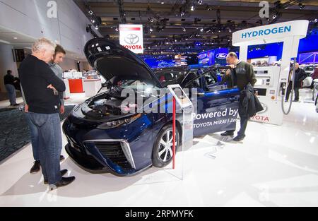 200218 -- TORONTO, 18. Februar 2020 -- Besucher schauen sich ein Toyota Mirai Wasserstoff Brennstoffzellen Fahrzeug während der 2020 Canadian International Autoshow im Metro Toronto Convention Centre in Toronto, Kanada, 18. Februar 2020 an. Die jährliche Veranstaltung vom 14. Bis 23. Februar zeigt mehr als 40 Modelle von Fahrzeugen mit neuer Energie von globalen Automobilherstellern. Foto von /Xinhua CANADA-TORONTO-INTERNATIONAL AUTOSHOW-NEW ENERGY VEHICLES ZouxZheng PUBLICATIONxNOTxINxCHN Stockfoto