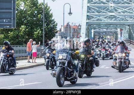 Harley Days Dresden, große Fahrt durch die Stadt, hier an der Elbbrücke Blaues Wunder Stockfoto