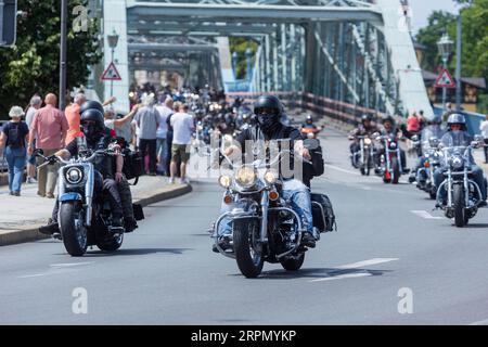 Harley Days Dresden, große Fahrt durch die Stadt, hier an der Elbbrücke Blaues Wunder Stockfoto