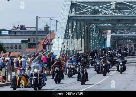 Harley Days Dresden, große Fahrt durch die Stadt, hier an der Elbbrücke Blaues Wunder Stockfoto