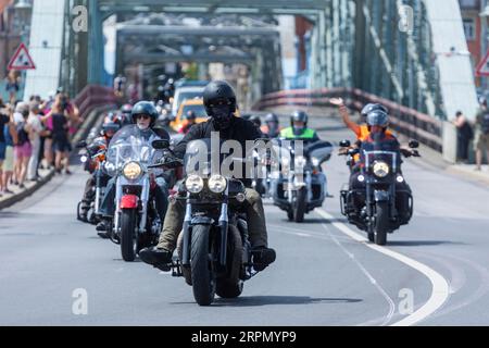 Harley Days Dresden, große Fahrt durch die Stadt, hier an der Elbbrücke Blaues Wunder Stockfoto