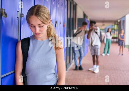 Unglückliches Mädchen Im Teenageralter, Das Draußen An Der High School Gehänselt Oder Gemobbt Wird Stockfoto