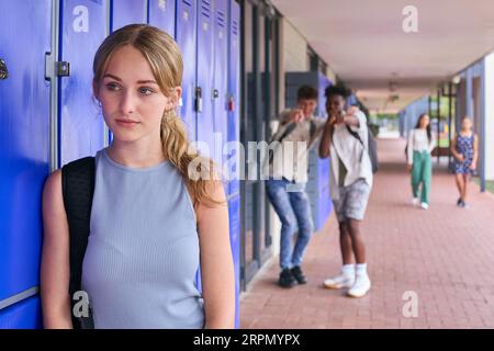 Unglückliches Mädchen Im Teenageralter, Das Draußen An Der High School Gehänselt Oder Gemobbt Wird Stockfoto