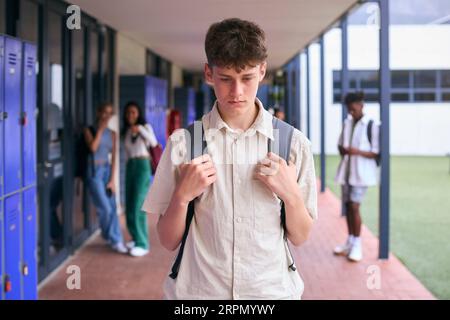 Unglücklicher Teenager, Der Draußen An Der High School Gehänselt Oder Gemobbt Wird Stockfoto