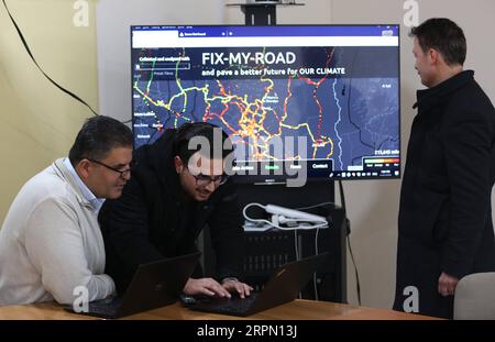 200219 -- RAMALLAH, 19. Februar 2020 -- der palästinensische Student Malek Zek C erklärt den Professoren der Birzeit University, wie eine Bewerbung für das Auto funktioniert, im Information Technology Center of Excellence der Birzeit University in der Westjordanland-Stadt Ramallah, 19. Februar 2020. Palästinensische Studenten im Westjordanland haben mit US-Universitäten zusammengearbeitet, um eine Smartphone-Anwendung zu entwickeln, die dazu beitragen kann, Fahrzeugemissionen auf der ganzen Welt zu reduzieren. Das Team umfasste sechs Studenten der Birzeit University, zusammen mit dem Massachusetts Institute of Technology mit, der Harvard University, UMass Dartmouth und der University Stockfoto