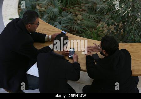 200219 -- RAMALLAH, 19. Februar 2020 -- der palästinensische Student Malek Zek R erklärt den Professoren der Birzeit University, wie eine Bewerbung für das Auto funktioniert, im Information Technology Center of Excellence der Birzeit University in der Westjordanland-Stadt Ramallah, 19. Februar 2020. Palästinensische Studenten im Westjordanland haben mit US-Universitäten zusammengearbeitet, um eine Smartphone-Anwendung zu entwickeln, die dazu beitragen kann, Fahrzeugemissionen auf der ganzen Welt zu reduzieren. Das Team umfasste sechs Studenten der Birzeit University, zusammen mit dem Massachusetts Institute of Technology mit, der Harvard University, UMass Dartmouth und der University Stockfoto