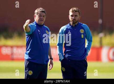 Schottland Assistant Manager John Carver und Coach James Morrison (rechts) während einer Trainingseinheit in Lesser Hampden, Glasgow. Bilddatum: Dienstag, 5. September 2023. Stockfoto