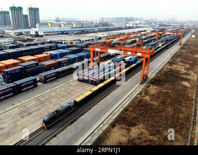 200220 -- PEKING, 20. Februar 2020 -- Luftaufnahme vom 19. Februar 2020 zeigt einen intermodalen Güterzug mit Seeschifffahrt, der am Terminal Zhengzhou des China Railway Intermodal in Zhengzhou, der zentralchinesischen Provinz Henan, auf die Abfahrt wartet. Der mit 35 Containern beladene intermodale Seeschienenzug fuhr am Mittwoch vom Terminal Zhengzhou des China Railway Intermodal in Henan zum Hafen von Shandong in Qingdao, wodurch der reguläre Betrieb nach dem Chinesischen Frühlingsfest von 2020 wiederhergestellt wurde. XINHUA FOTOS DES TAGES LixAn PUBLICATIONxNOTxINxCHN Stockfoto
