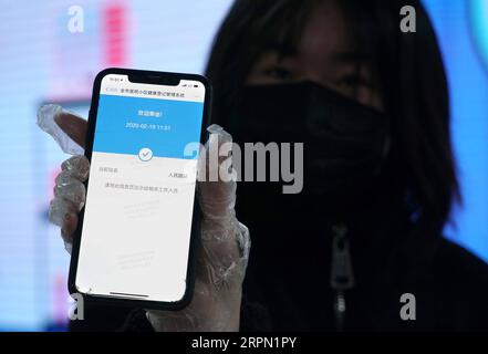 200220 -- ZHENGZHOU, 20. Februar 2020 -- Ein Bewohner zeigt die Informationen, die auf seinem Handy angezeigt werden, nachdem er einen QR-Code an einem Eingang zu einer U-Bahn-Station in Zhengzhou, der zentralchinesischen Provinz Henan, 19. Februar 2020 gescannt hat. Die Stadt Zhengzhou in der Provinz Henan hat am Mittwoch ein QR-Code-System eingeführt, das mit dem System zur Registrierung von Gesundheitszuständen für Wohngemeinschaften verbunden ist. Bewohner der Stadt können jetzt QR-Codes verwenden, um den Transport zu nehmen und einzukaufen. Alle Informationen werden gesammelt und an eine integrierte Datenplattform zur Prävention und Bekämpfung von Epidemien übermittelt Stockfoto