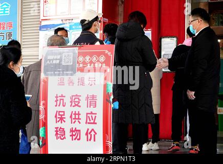 200220 -- ZHENGZHOU, 20. Februar 2020 -- Bewohner stehen an, um einen QR-Code an einem Eingang zu einem Supermarkt in Zhengzhou, der zentralchinesischen Provinz Henan, 19. Februar 2020 zu scannen. Die Stadt Zhengzhou in der Provinz Henan hat am Mittwoch ein QR-Code-System eingeführt, das mit dem System zur Registrierung von Gesundheitszuständen für Wohngemeinschaften verbunden ist. Bewohner der Stadt können jetzt QR-Codes verwenden, um den Transport zu nehmen und einzukaufen. Alle Informationen werden gesammelt und an eine integrierte Datenplattform zur Prävention und Bekämpfung von Epidemien in Echtzeit übermittelt, um den Ausbruch des Romans zu bekämpfen Stockfoto