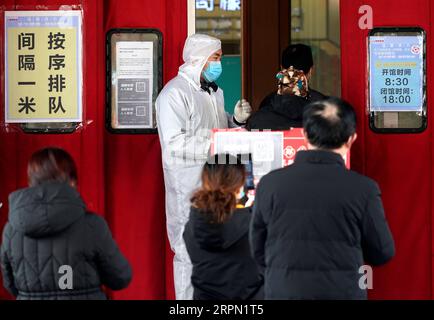 200220 -- ZHENGZHOU, 20. Februar 2020 -- Bewohner scannen einen QR-Code an einem Eingang zu einem Supermarkt in Zhengzhou, zentralchinesische Provinz Henan, 19. Februar 2020. Die Stadt Zhengzhou in der Provinz Henan hat am Mittwoch ein QR-Code-System eingeführt, das mit dem System zur Registrierung von Gesundheitszuständen für Wohngemeinschaften verbunden ist. Bewohner der Stadt können jetzt QR-Codes verwenden, um den Transport zu nehmen und einzukaufen. Alle Informationen werden gesammelt und an eine integrierte Datenplattform zur Prävention und Bekämpfung von Epidemien in Echtzeit übermittelt, um den Ausbruch des neuartigen Coronaviru zu bekämpfen Stockfoto