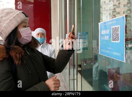 200220 -- ZHENGZHOU, 20. Februar 2020 -- Ein Bewohner scannt einen QR-Code an einem Eingang zu einem Supermarkt in Zhengzhou, zentralchinesische Provinz Henan, 19. Februar 2020. Die Stadt Zhengzhou in der Provinz Henan hat am Mittwoch ein QR-Code-System eingeführt, das mit dem System zur Registrierung von Gesundheitszuständen für Wohngemeinschaften verbunden ist. Bewohner der Stadt können jetzt QR-Codes verwenden, um den Transport zu nehmen und einzukaufen. Alle Informationen werden gesammelt und an eine integrierte Datenplattform zur Prävention und Bekämpfung von Epidemien in Echtzeit übermittelt, um den Ausbruch des neuartigen Coronavi zu bekämpfen Stockfoto