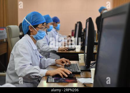 200220 -- PEKING, 20. Februar 2020 -- medizinische Spezialisten bieten Online-Dienstleistungen für Patienten im Henan Volkskrankenhaus in Zhengzhou, Provinz Henan in Zentralchina, 1. Februar 2020. ZU XINHUA-SCHLAGZEILEN VON FEB. 20, 2020 CHINA-NOVEL CORONAVIRUS-NEW ECONOMY GROWTH SPARK CN LIXJIANAN PUBLICATIONXNOTXINXCHN Stockfoto