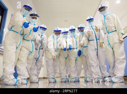 200220 -- WUHAN, 20. Februar 2020 -- Zhao Jianping 4th L, ein Atemwegs- und Intensivmediziner des in Wuhan ansässigen Tongji Krankenhauses, posiert für ein Foto mit seinen Kollegen auf der Schwerstfallstation in Wuhan, Provinz Hubei in Zentralchina, 18. Februar 2020. CHINA-WUHAN-NCP-SCHWERE FALLSTATIONEN CN WANGXYUGUO PUBLICATIONXNOTXINXCHN Stockfoto