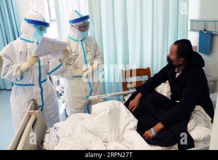 200220 -- WUHAN, 20. Februar 2020 -- Zhao Jianping C, ein Facharzt für Atmungs- und Intensivmedizin des in Wuhan ansässigen Tongji Krankenhauses, erkundigt sich am 18. Februar 2020 in Wuhan, der zentralchinesischen Provinz Hubei, nach einem Patienten auf der Schwerstfallstation. CHINA-WUHAN-NCP-SCHWERE FALLSTATIONEN CN WANGXYUGUO PUBLICATIONXNOTXINXCHN Stockfoto