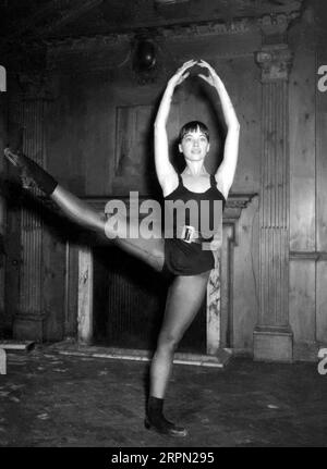 LESLIE CARON, Anfang der 1950er Jahre, Proben ihr Ballettfoto von JARCHE für die britische Zeitschrift Picturegoer Stockfoto