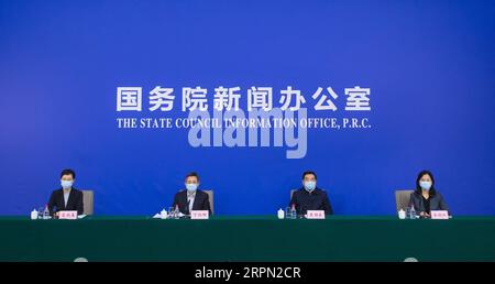 200220 -- WUHAN, 20. Februar 2020 -- Eine Pressekonferenz wird vom Informationsbüro des Staatsrats in Wuhan, Provinz Hubei in Zentralchina, 20. Februar 2020, abgehalten. Ding Xiangyang 2. L, stellvertretender Generalsekretär des Staatsrats, Lian Weiliang 2. R, stellvertretender Direktor der Nationalen Entwicklungs- und Reformkommission Chinas, und Yu Yanhong 1. R, ein Beamter der Nationalen Gesundheitskommission, nahmen an der Pressekonferenz Teil. CHINA-HUBEI-WUHAN-NEUARTIGE CORONAVIRUS-PRESSEKONFERENZ CN XIAOXYIJIU PUBLICATIONXNOTXINXCHN Stockfoto