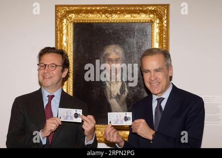 200220 -- LONDON, 20. Februar 2020 Xinhua -- Mark Carney R, Gouverneur der Bank of England, und Alex Farquharson, Direktor von Tate Britain, posieren für Fotografien mit den neuen 20-Pfund-Noten vor dem Selbstporträt von Joseph Mallord William Turner in der Tate Britain in London am 20. Februar 2020. Die letzte 20-Pfund-Banknote gilt als die sicherste Banknote, die jemals von der Bank of England ausgegeben wurde. Die neue Polymernote zeigt den berühmten englischen Aquarellkünstler Joseph Mallord William Turner. Foto von Ray Tang/Xinhua BRITAIN-LONDON-LAUNCH-NEW 20 PFUND NOTE Stockfoto