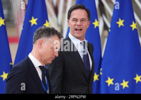 200220 -- BRÜSSEL, 20. Februar 2020 -- der niederländische Premierminister Mark Rutte R trifft am 20. Februar 2020 zu einer Sondersitzung des Europäischen Rates am EU-Hauptsitz in Brüssel, Belgien, ein. Die Staats- und Regierungschefs werden bestrebt sein, sich auf den langfristigen Haushaltsplan der EU für den Zeitraum 2021-2027, den mehrjährigen MFR, zu einigen. EU-BRÜSSEL-SONDERTAGUNG-FINANZEN-HAUSHALT ZHENGXHUANSONG PUBLICATIONXNOTXINXCHN Stockfoto