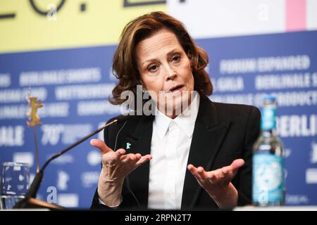 200220 -- BERLIN, 20. Februar 2020 -- Schauspielerin Sigourney Weaver von Film My Salinger Year nimmt an einer Pressekonferenz während des 70. Internationalen Filmfestspiels in Berlin, Hauptstadt Deutschlands, am 20. Februar 2020 Teil. DEUTSCHLAND-BERLIN-BERLINALE 2020- MEIN SALINGER JAHR SHANXYUQI PUBLICATIONXNOTXINXCHN Stockfoto