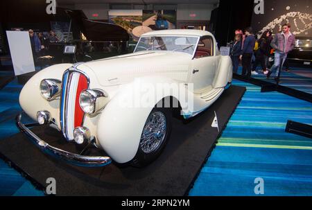 200220 -- TORONTO, 20. Februar 2020 -- Besucher schauen sich ein Delahaye 135M Coupe 1938 während der Cobble Beach Classics Ausstellung der 2020 Canadian International AutoShow CIAS in Toronto, Kanada, am 20. Februar 2020 an. Die Ausstellung findet vom 14. Bis 23. Februar statt und zeigt 15 Oldtimer. Foto von /Xinhua CANADA-TORONTO-INTERNATIONAL AUTOSHOW-CLASSICS ZouxZheng PUBLICATIONxNOTxINxCHN Stockfoto