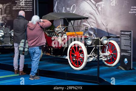 200220 -- TORONTO, 20. Februar 2020 -- Besucher fotografieren einen 1913 amerikanischen Underslung Scout Typ 22A während der Cobble Beach Classics Ausstellung der 2020 Canadian International AutoShow CIAS in Toronto, Kanada, am 20. Februar 2020. Die Ausstellung findet vom 14. Bis 23. Februar statt und zeigt 15 Oldtimer. Foto von /Xinhua CANADA-TORONTO-INTERNATIONAL AUTOSHOW-CLASSICS ZouxZheng PUBLICATIONxNOTxINxCHN Stockfoto