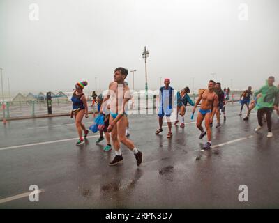 Schwimmer nehmen an der Parade für Brighton Pride 2023 Teil Stockfoto