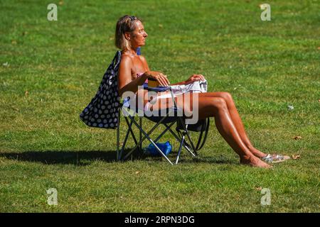 London UK. 5. September 2023 Eine Frau sonnt sich im Saint James Park an einem heißen heißen heißen Tag. Das Met Office prognostiziert eine Hitzewelle mit hohen Temperaturen von 30 °C für die Woche, da eine iberische Wolke über einem Großteil der UK Credit amer ghazzal/Alamy Live News zu spüren sein wird Stockfoto