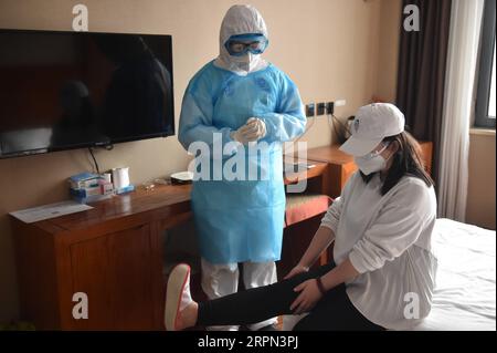 200221 -- PEKING, 21. Februar 2020 -- Eine medizinische Arbeiterin unterrichtet eine Frau unter Quarantäne, um Indoor-Übungen in einem medizinischen Beobachtungsbereich im Bezirk Fengtai von Peking, Hauptstadt von China, 21. Februar 2020 zu machen. Der medizinische Beobachtungsbereich wurde von einem Hotel für Personen unter Quarantäne umgebaut. Etwa 90 Menschen wurden hier mit dem täglichen Bedarf und der angemessenen medizinischen Versorgung unter Quarantäne gestellt. Foto von /Xinhua CHINA-BEIJING-NCP-MEDICAL OBSERVATION AREA CN ChenxZhonghao PUBLICATIONxNOTxINxCHN Stockfoto