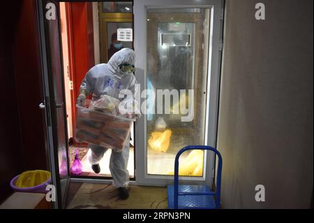 200221 -- PEKING, 21. Februar 2020 -- Ein medizinischer Arbeiter führt Mittagessen für Menschen unter Quarantäne in einem medizinischen Beobachtungsbereich im Bezirk Fengtai von Peking, Hauptstadt von China, 21. Februar 2020. Der medizinische Beobachtungsbereich wurde von einem Hotel für Personen unter Quarantäne umgebaut. Etwa 90 Menschen wurden hier mit dem täglichen Bedarf und der angemessenen medizinischen Versorgung unter Quarantäne gestellt. Foto von /Xinhua CHINA-BEIJING-NCP-MEDICAL OBSERVATION AREA CN ChenxZhonghao PUBLICATIONxNOTxINxCHN Stockfoto